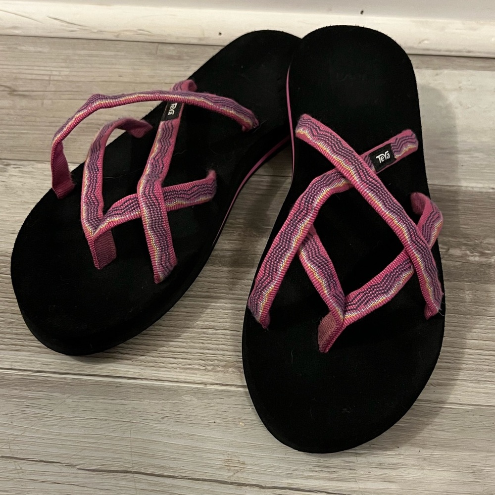 LIKE NEW! Teva sandals in size 8.